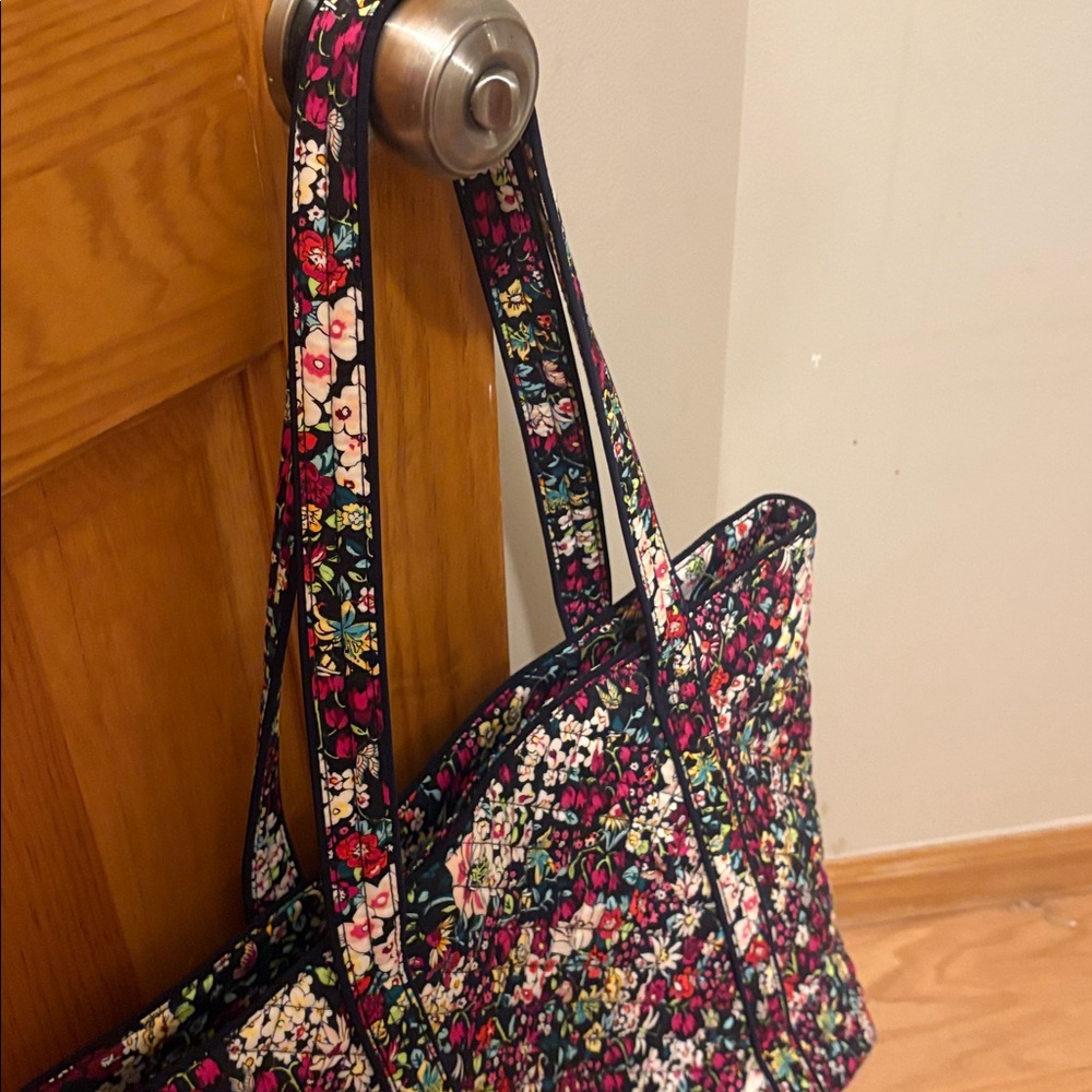 Vera Bradley cotton floral Tote in Itsy Ditsy floral pattern. - Picture 9 of 9
